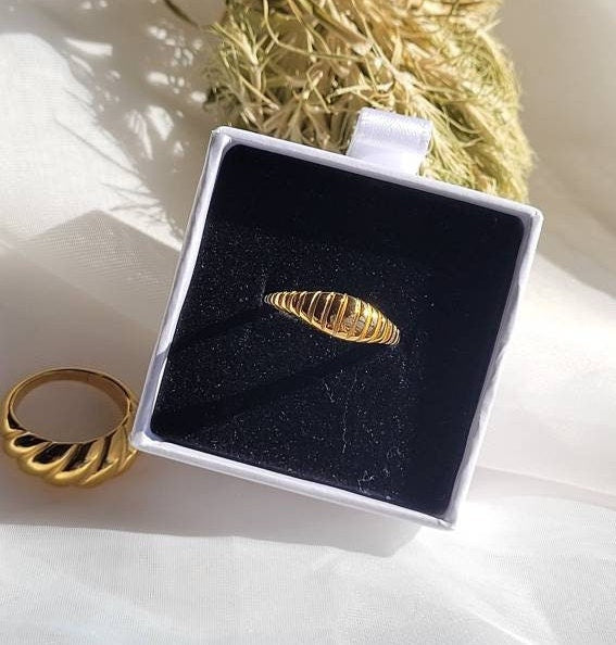 Anti-Tarnish Ring Croissant, Small Gold Ring Croissant, Stacking Ring, Croissant Gold Ring, Gift, Stainless Steels Waterproof Gold Ring